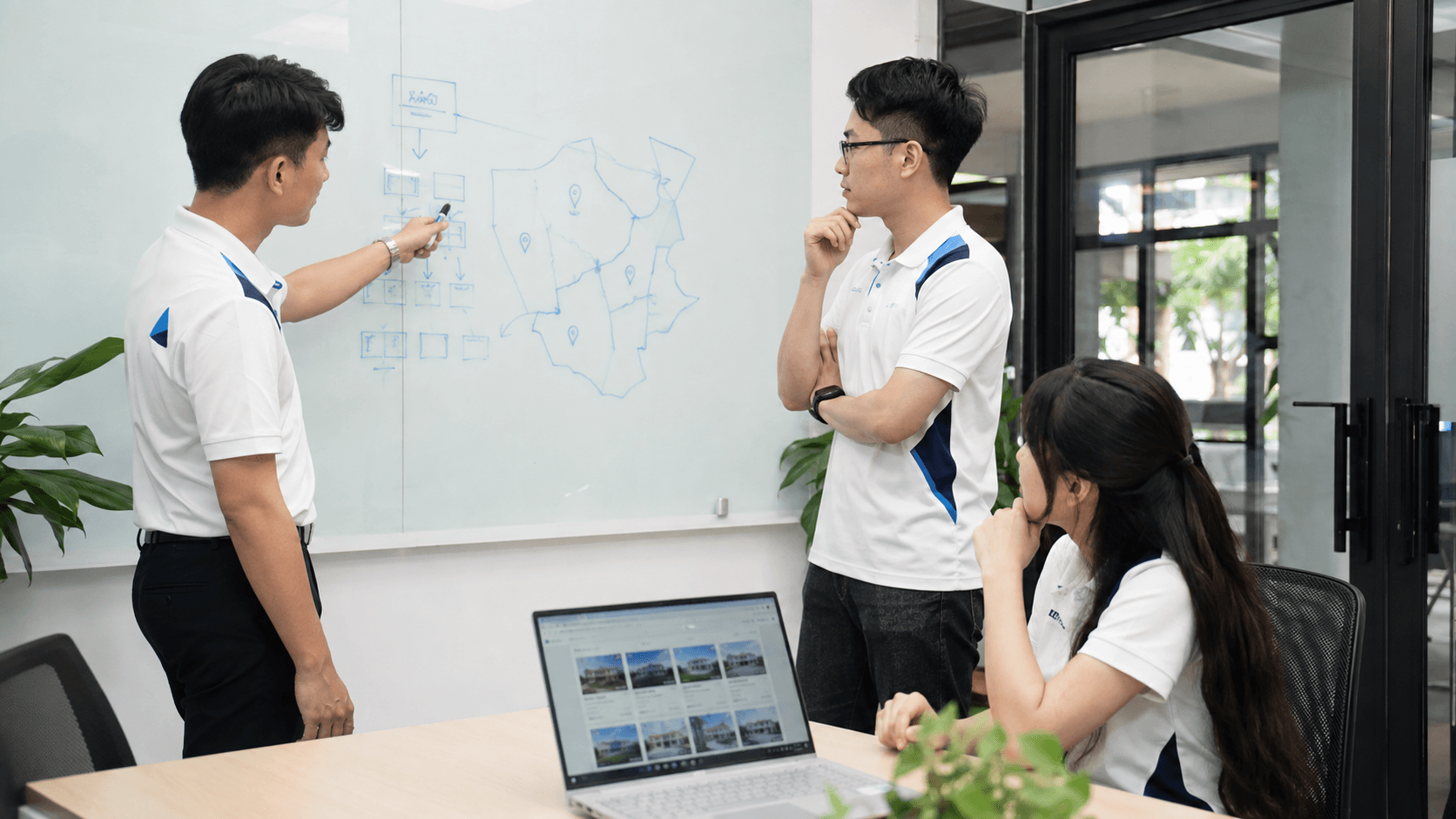 Đội ngũ Công Thiên thảo luận cấu trúc dữ liệu dự án bất động sản